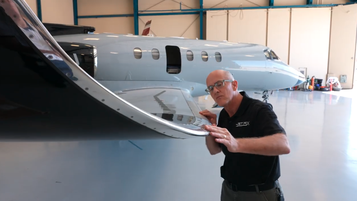 Mecânico inspecionando uma aeronave executiva